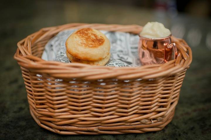 Una cesta de mimbre sirve de base para el 'brioche' relleno de anguila ahumada y una cervecita de 'foie'.