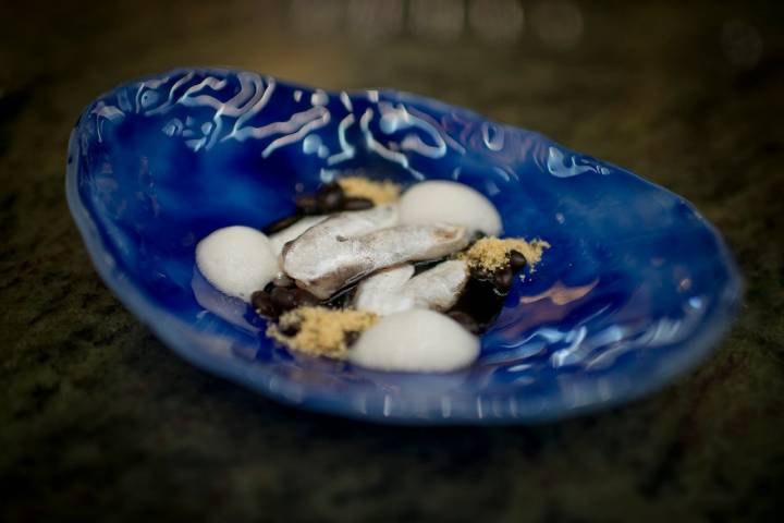 Las 'kokotxas' de merluza, con frijoles negros, 'farofa' y espuma de piparra.