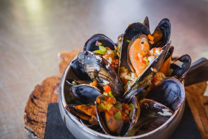 Mejillones al vapor con vinagreta de verdura.