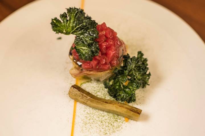 Alcachofa con ventresca de atún rojo y kale.