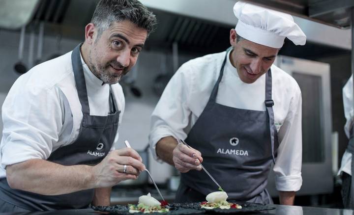 Gorka Txapartegi trabajando en la cocina.