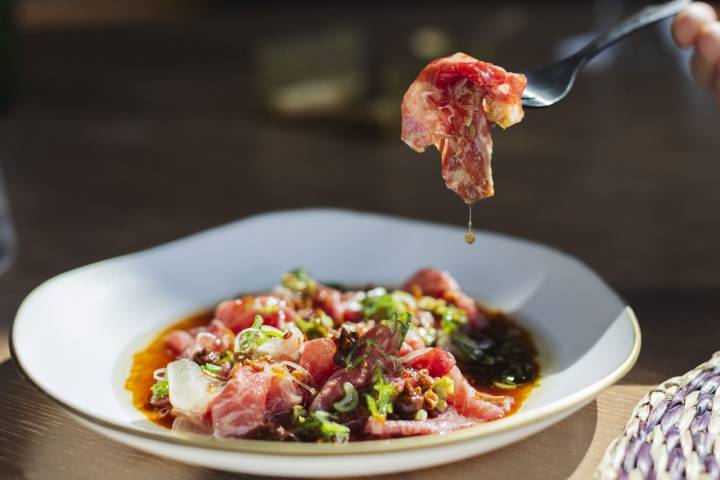 El lomo bajo de 'wagyu' se sirve con una salsa de soja, vinagre y aceite de chalotas.