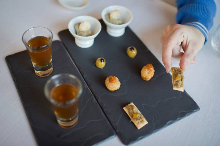 Consomé de pollo y jamón, 'mutabal' de berenjena con pan de pita, aceituna en tres texturas, croqueta de leche y salsa 'romescu', y tosta de paté de cardo borriquero.