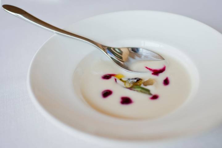 Crema de coliflor con 'volaores' y remolacha