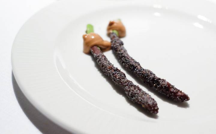 Restaurante 'Alma' (Pamplona) - Espárragos verdes con chocolate y avellana