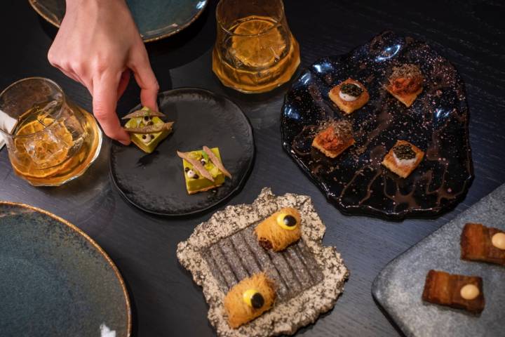 Bocados que se sirven en la parte bistró: Matrimonio perfecto de Lucía Grávalos, Coliflor y su crujiente con bechamel ahumada y caviar, pincho de sobrasada extremeña, Torrezno crujiente y meloso acompañado de pico de gallo y hierbabuena