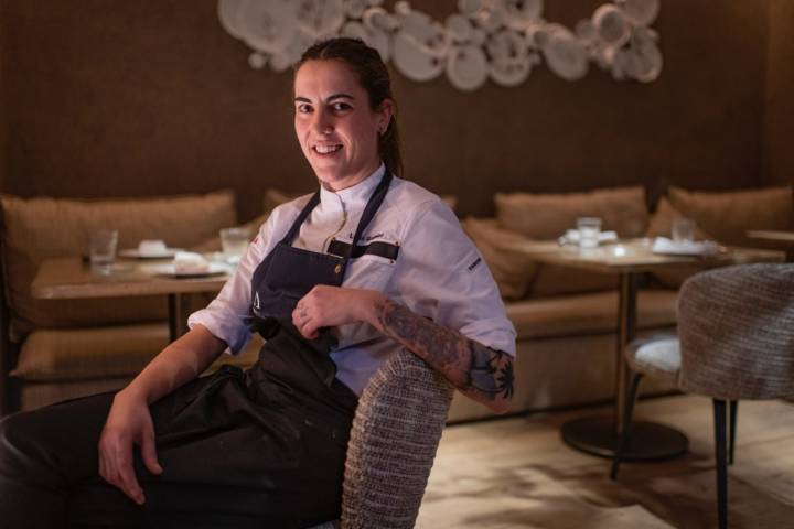 Lucía grávalos posa en la sala del restaurante