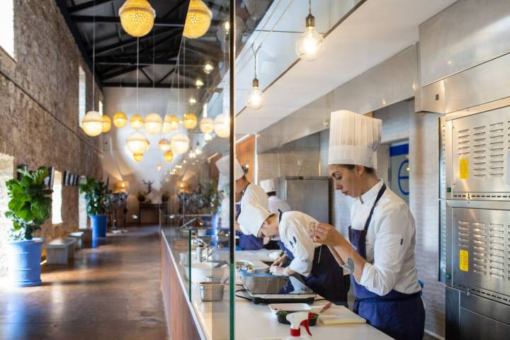 De camino a la Sala, el comensal pasa por las diferentes cocinas del restaurante.