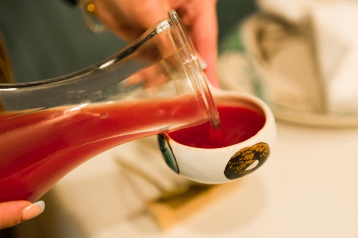 El zumo de jarabe de granada, limón y agua de azahar acompaña el menú.