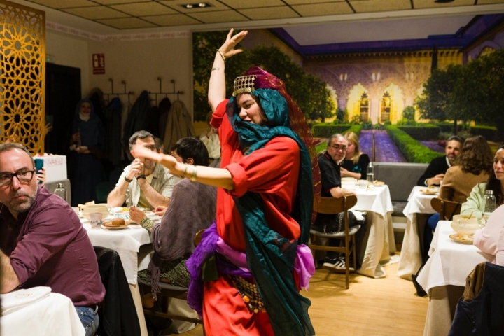 La bailarina Silvana Solías ameniza la velada con unas danzas.