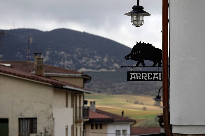 El monte Costalera se alza frente a 'Arrea!'.