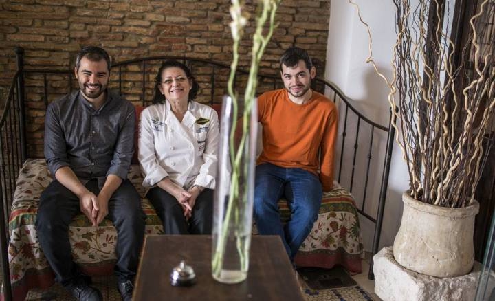 Luis, Charo y Fran, junto al dornillo de piedra de la porra.