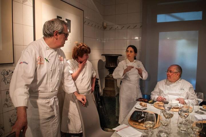 Arzak debatiendo con su equipo en la famosa mesa de mármol de la cocina.