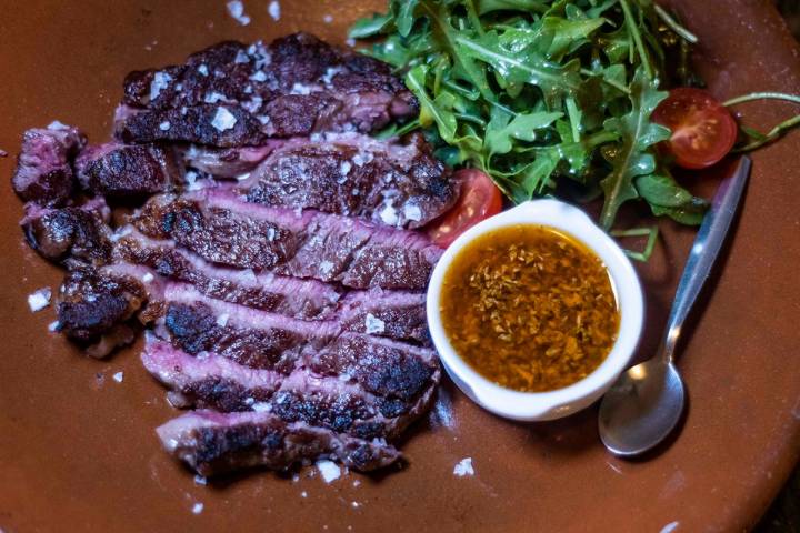 Ojo de bife a la plancha con chimichurri casero.