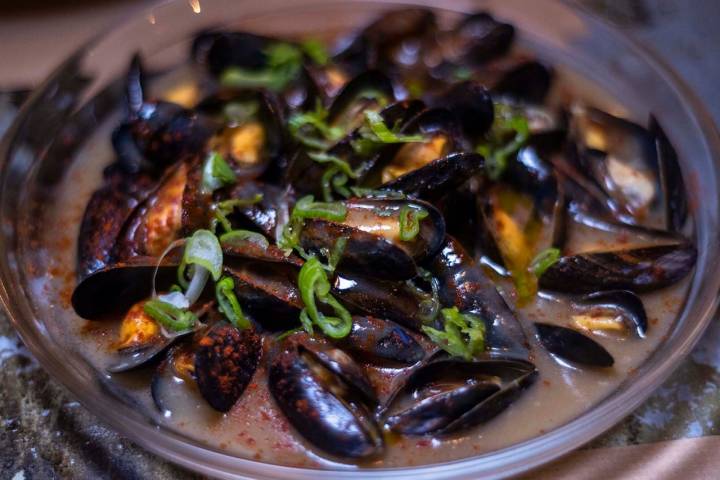 Mejillones 'bouchot' con salsa 'soubise' francesa.