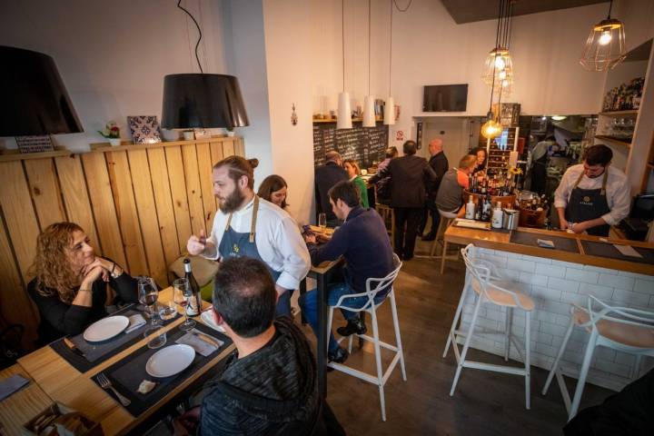 En la sala del restaurante entran 20 personas.