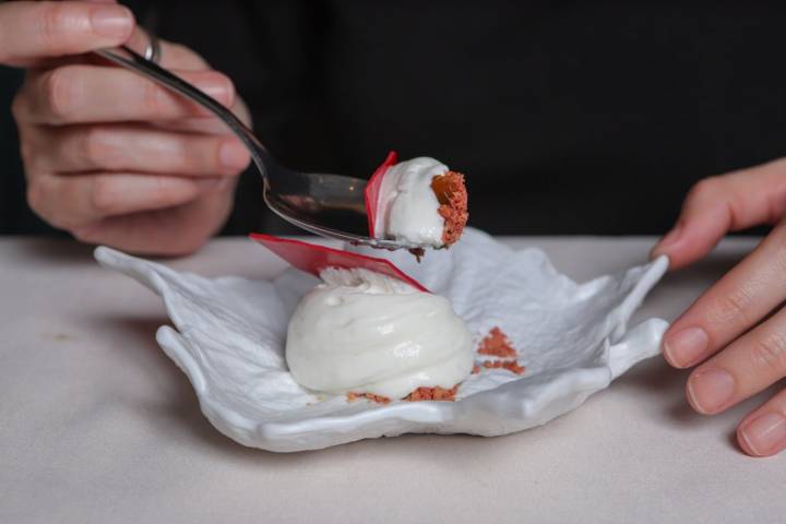 Capricho de flores, hinojo, fresa y tomate.