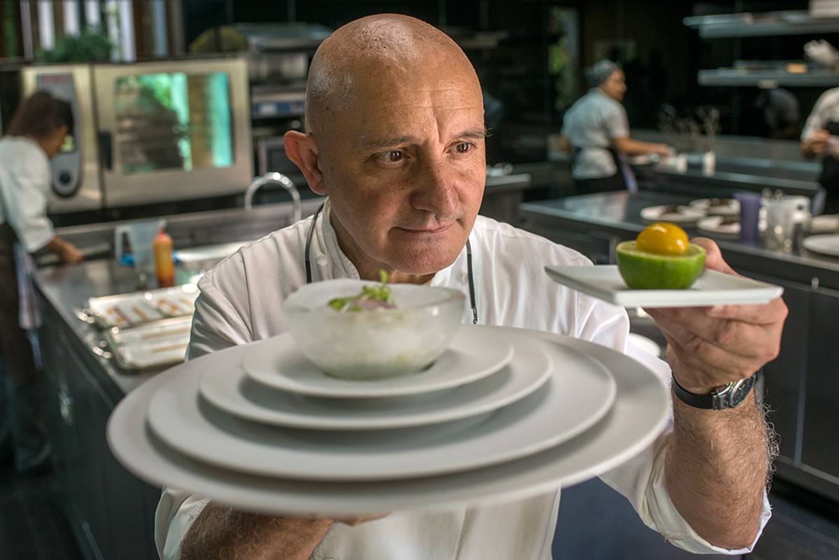 Toño Pérez en la cocina con su ceviche sólido