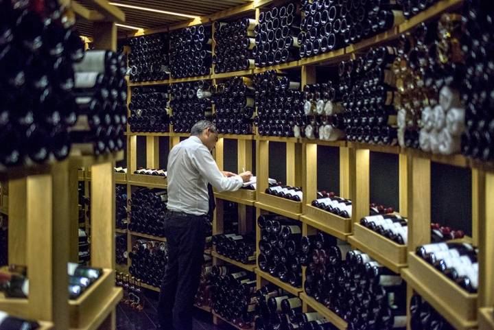 El sumiller José Luis Paniagua en la espectacular bodega del restaurante Atrio.