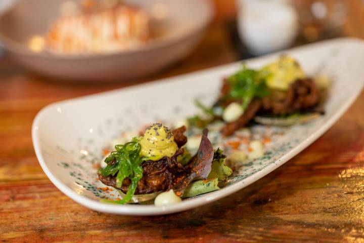 La tortillita de camarones que simula un taco mexicano.