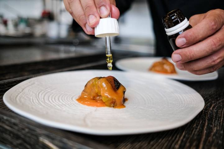 Tomates a la brasa: en este plato se sirven tomates en conserva de doce meses, fermentados y en salmuera.