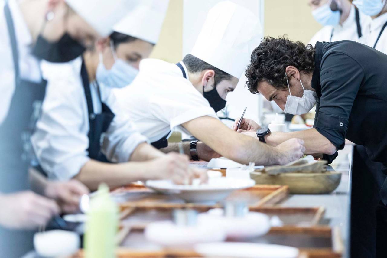 Eneko cocinando.