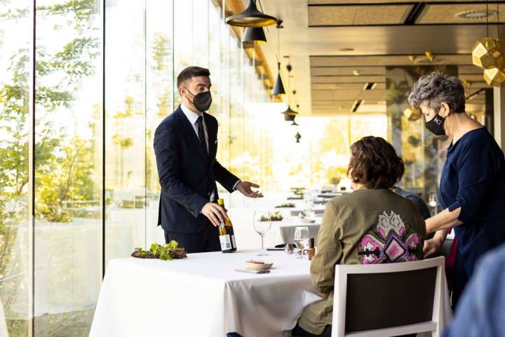 La sala del restaurante con clientes