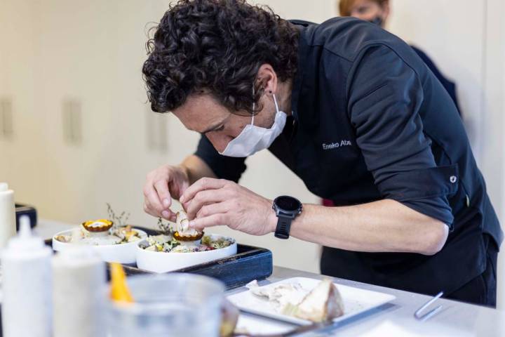 Eneko cocinando.