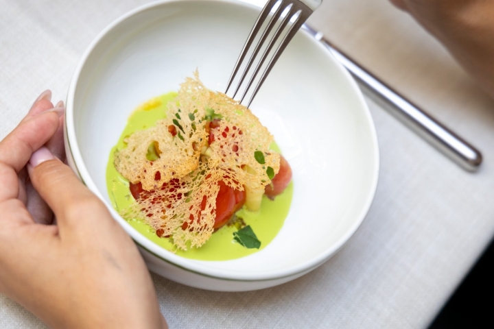  Salpicón de tomate de Coín con emulsión de pimiento del piquillo y albahaca.