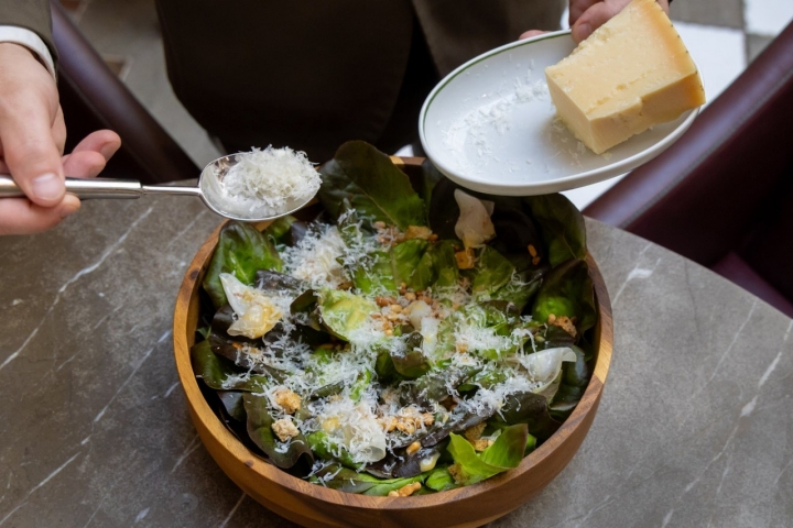 'Lechuga viva' con aliño César, papada ibérica y costrones.