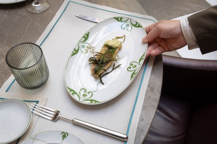 Pescado de roca frito con ensalada de algas y salsa ravigote