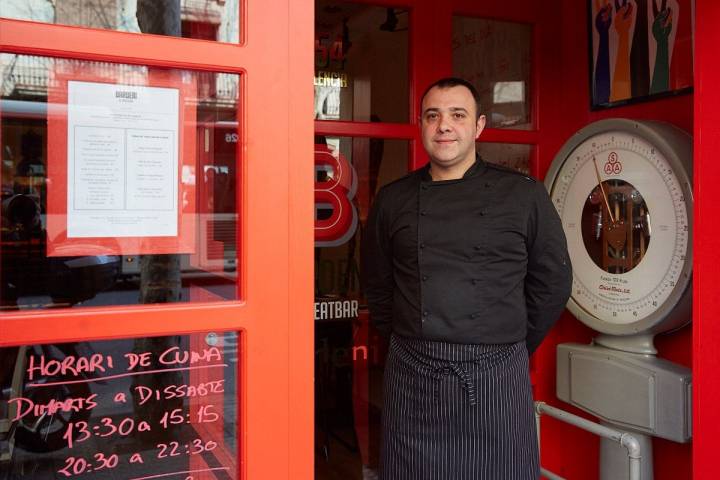 Dani Lechuga en la puerta de su restaurante carnívoro.