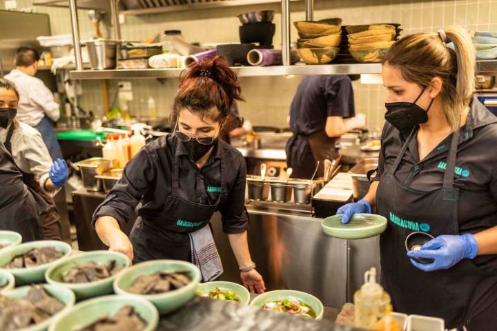 Varios cocineros trabajan en el restaurante Barracuda.