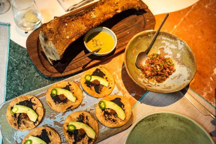 Tuétano asado con emulsión de chiles serranos, tostas de maíz con salsa de chiles tatemados y tartar de atún.