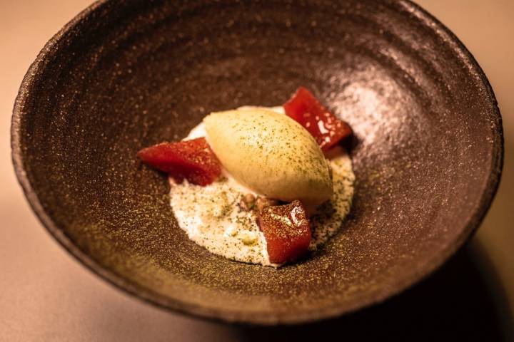 Membrillo con straciatella fresca y helado de monte bajo.