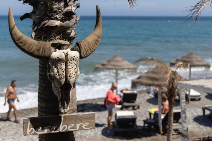 Vista del mar, terraza y cartel Berebere.