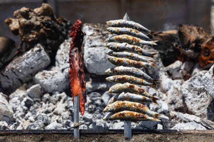 Espeto de sardinas y pata de pulpo a la brasa.