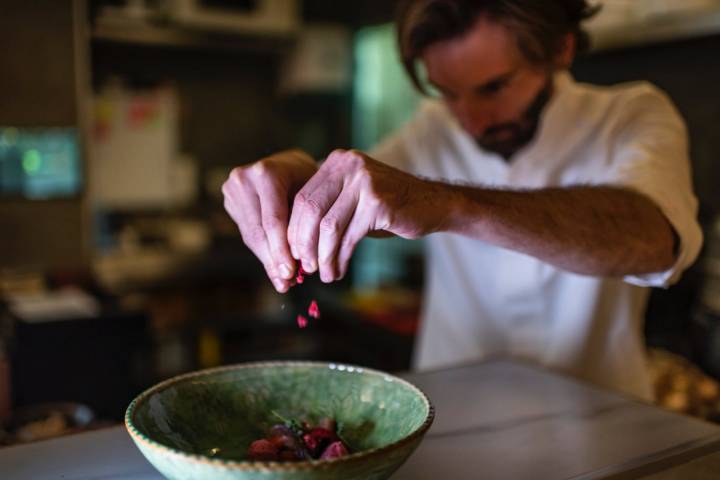 El chef Daniel Pozuelo preparando un plato en el restaurante Bichopalo