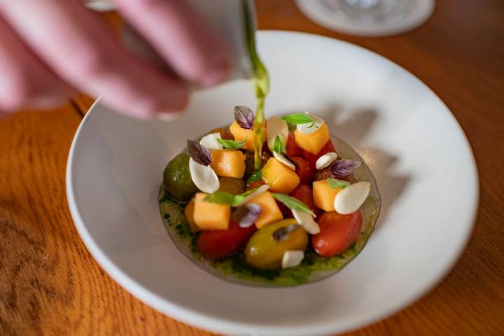 Ensalada de tomate, melón y almendra del restaurante Bolboreta de Madrid.