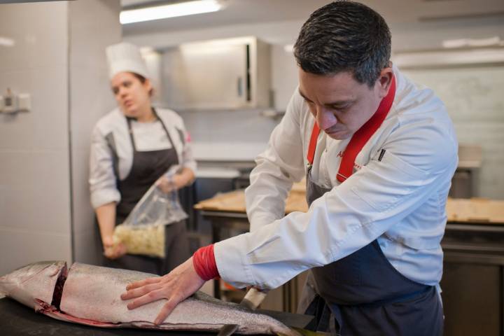 Restaurante BonAmb (Xábia, Alicante): Alberto Ferruz despiezando una lecha.