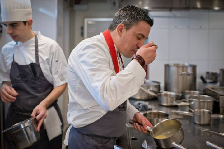 Restaurante BonAmb (Xábia, Alicante): Alberto Ferruz preparando uno sus platos en cocina