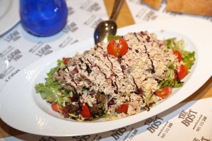 Lustrosas ensaladas, como la de pato con virutas de foie.