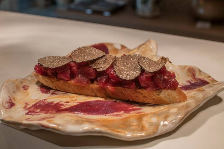 La tosta de tarantelo con trufa, soja y tomate, un clásico de 'Bugao'.