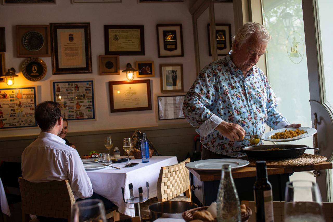 Restaurante 'Ca n'Alfredo': Joan Riera sirviendo arroz a banda