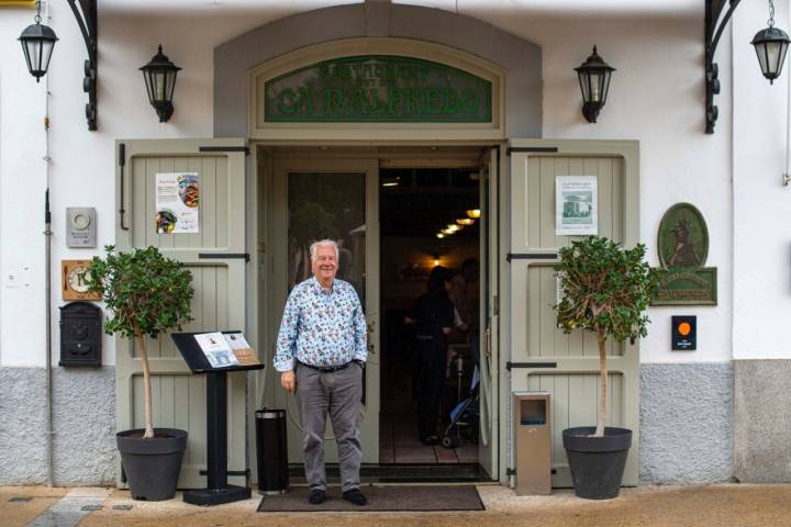 Restaurante 'Ca n'Alfredo': Joan en la puerta del establecimiento