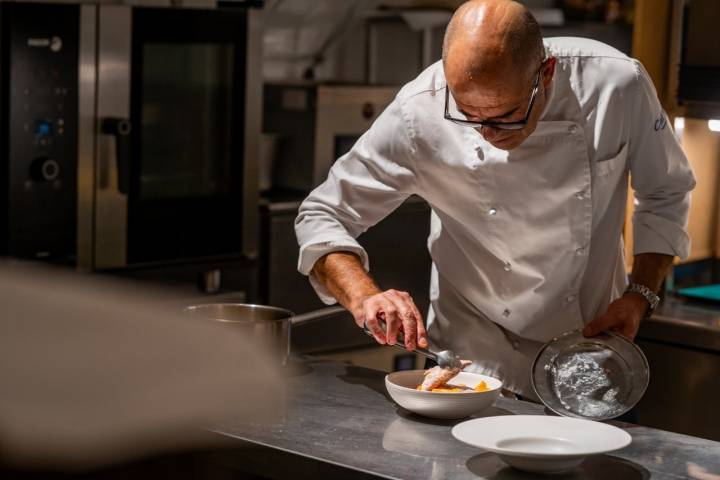 Leo Ramos preparando aliño de tomate de Cal Viva con ventresca de atún rojo.