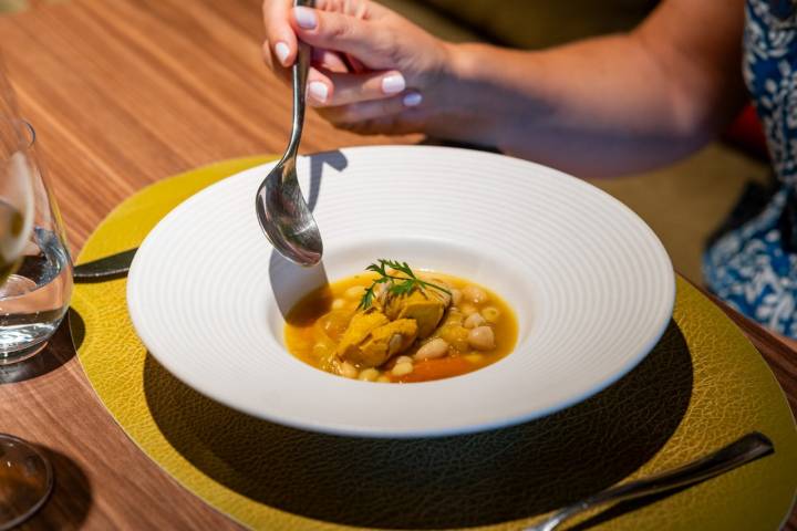 Guiso de pochas con ventresca de cazón en escabeche.