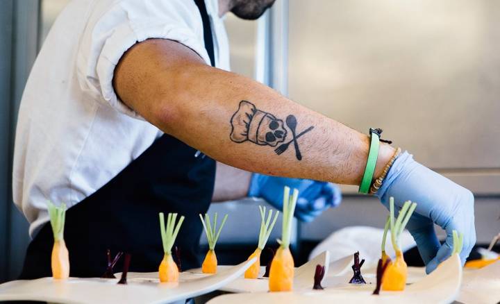 Preparando el plato 'El huerto en la mesa'.