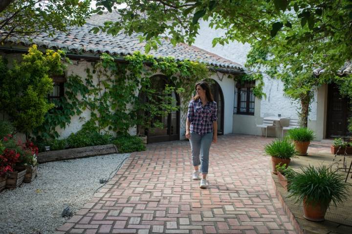 La entrada del restaurante es un jardín lleno de flores.