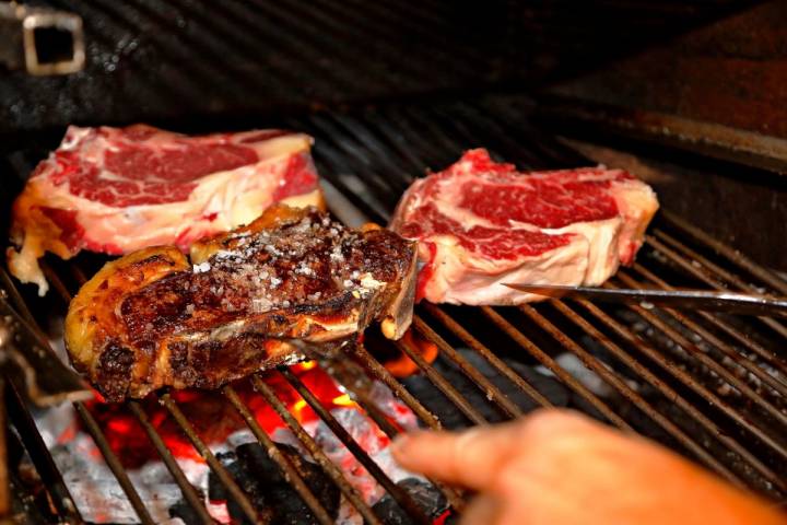 Dando la vuelta a las chuletas en la parrilla del restaurante 'Casa Julián', Tolosa.